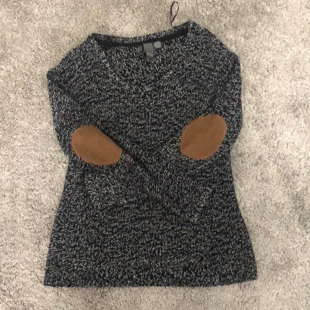 QUINN Black&white sweater w/ elbow pads